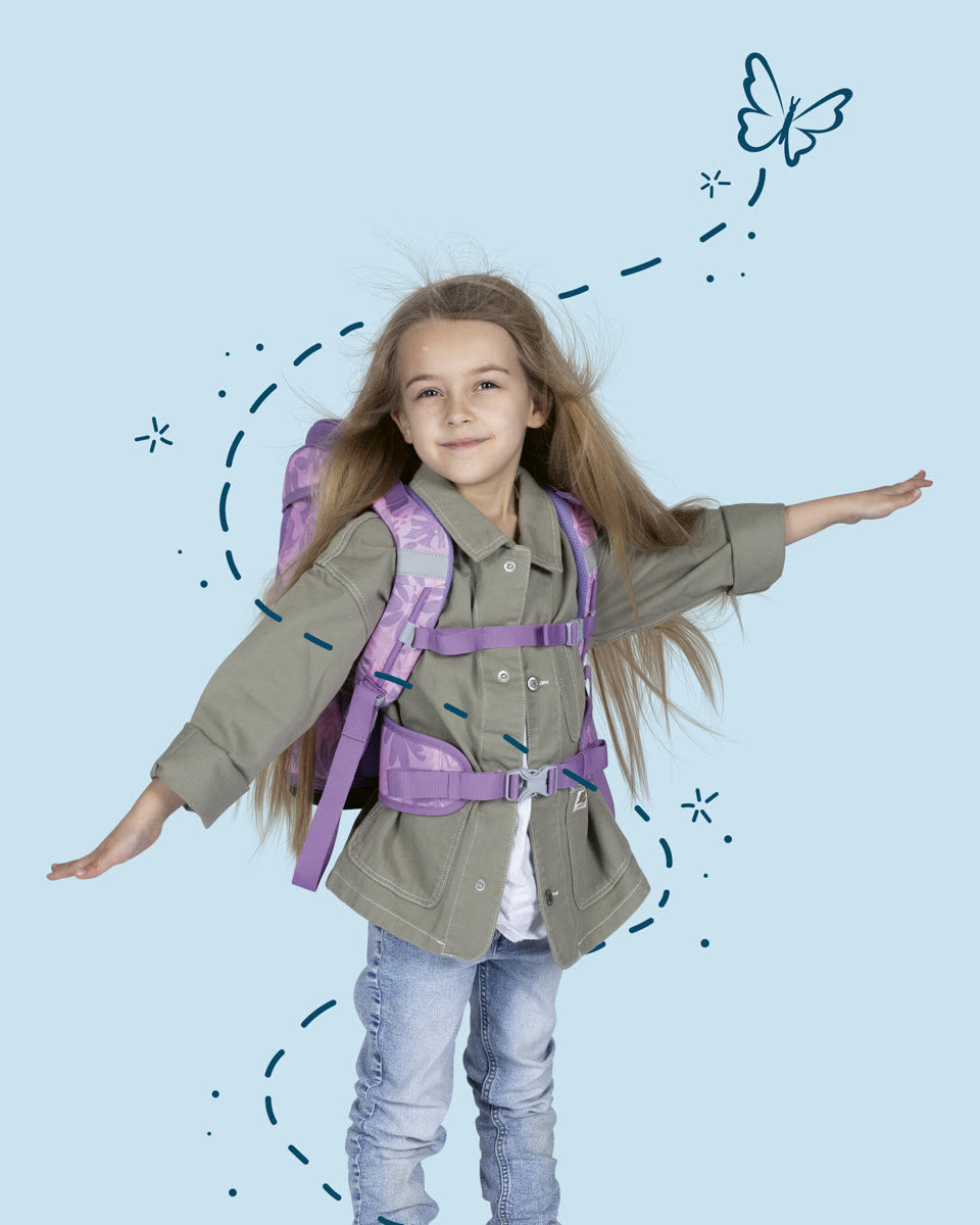 Ein Mädchen mit lilafarbenem DerDieDas Schulranzen breitet die Arme aus wie Flügel