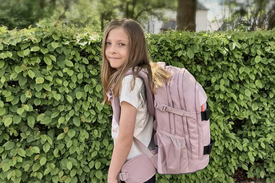 Mädchen mit einem Rucksack von Lässig Bold