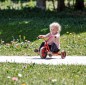 Preview: Kleinkind fährt das Winther Mini Viking Easy Rider über einen Weg
