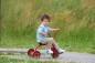 Preview: Kleinkind fährt das Winther Mini Viking Krippen Dreirad mit Steg, Seitenansicht