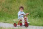 Preview: Kleinkind auf dem Winther Mini Viking Krippen Dreirad mit Steg, Ansicht von vorn