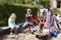 Preview: Kinder füllen mit dem Winther Viking Challenge Bagger Sand in eine Schubkarre