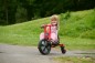 Preview: Mädchen auf dem Winther Viking Challenge Swing Trike, Ansicht von vorn