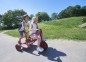 Preview: Kinder fahren das Winther Viking Dreirad Ben Hur unter blauem Himmel