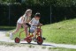 Preview: Kinder mit dem Winther Viking Dreirad Ben Hur auf einem Weg