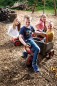Preview: Kinder sitzen im Winther Viking Dreirad Kangaroo auf dem Spielplatz