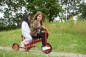 Preview: Zwei Mädchen auf dem Winther Viking Dreirad Taxi, Seitenansicht