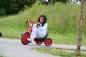 Preview: Mädchen fährt mit dem Winther Viking Easy Rider um eine Kurve