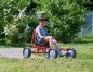 Preview: Junge fährt den Winther Viking Explorer Fun Cart Large auf einem Parkweg, Seitenansicht
