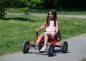 Preview: Mädchen fährt den Winther Viking Explorer Fun Cart Large auf einem asphaltierten Weg