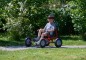 Preview: Junge fährt den Winther Viking Explorer Fun Cart Large vor einer Hecke
