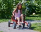Preview: Mädchen fährt mit dem Winther Viking Explorer Fun Cart Large auf die Kamera zu