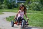 Preview: Mädchen fährt mit dem Winther Viking Explorer FunRacer auf die Kamera zu