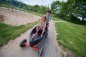 Preview: Kinder fahren mit dem Winther Viking Explorer Surfer Boat einen Spielplatzweg entlang