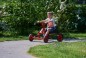 Preview: Junge fährt das Winther Viking Holländer Tretfahrzeug auf einem Parkweg