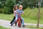 Preview: Junge und Mädchen laufen gemeinsam mit dem Winther Viking Laufrad Tandem BikeRunner