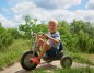 Preview: Junge fährt das Winther Viking OFF-ROAD Easy Rider über einen Erdweg