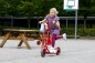Preview: Mädchen fährt den Winther Viking Roller groß auf dem Schulhof