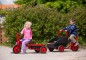Preview: Kinder mit dem Winther Viking Truck und einem Dreirad mit Anhänger