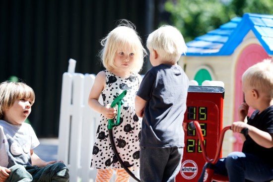 Preview: Kinder spielen Tanken an der Winther Challenge Tankstelle