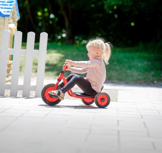 Preview: Kleinkind fährt das Winther Mini Viking Easy Rider vor einem Zaun