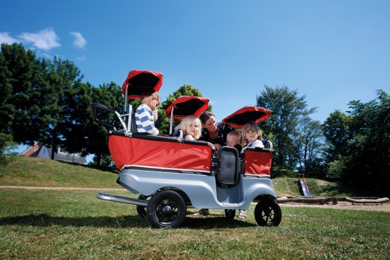 Preview: Winther Turtle Kinderbus für 6 Kinder inkl. Sonnen- und Regenschutz: Kinder unter den Sonnendächern