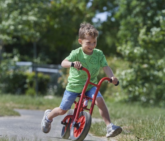 Preview: Junge fährt den Winther Viking BikeRunner Large mit niedrigem Einstieg