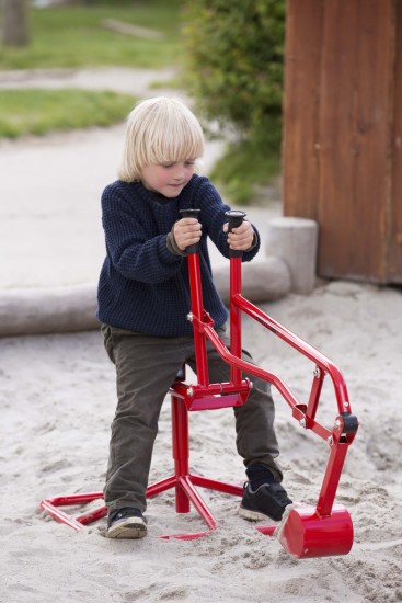 Preview: Kind baggert mit dem Winther Viking Challenge Bagger im Sand