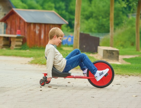 Preview: Junge fährt den Winther Viking Challenge Maxi FunRacer auf dem Pausenhof