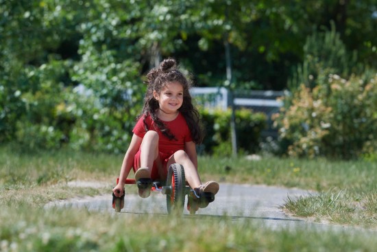 Preview: Mädchen fährt den Winther Viking Challenge Medi FunRacer auf einem Weg
