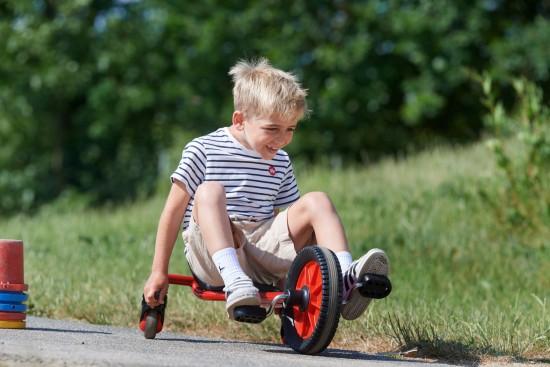 Preview: Junge lenkt den Winther Viking Challenge Medi FunRacer