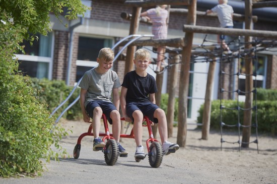 Preview: Zwei Kinder nebeneinander auf dem Winther Viking Challenge Twin Bike auf dem Schulhof