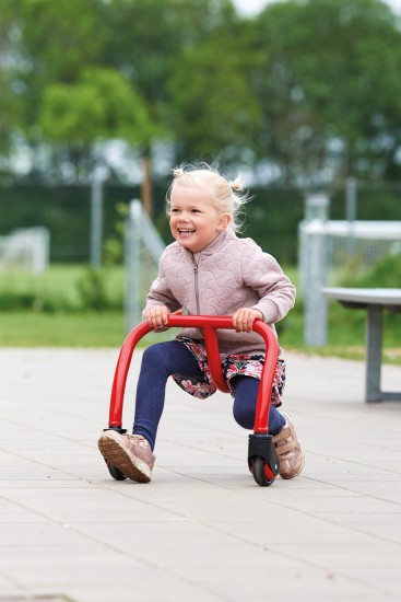 Preview: Kleinkind läuft mit dem Winther Viking Challenge Walkabout