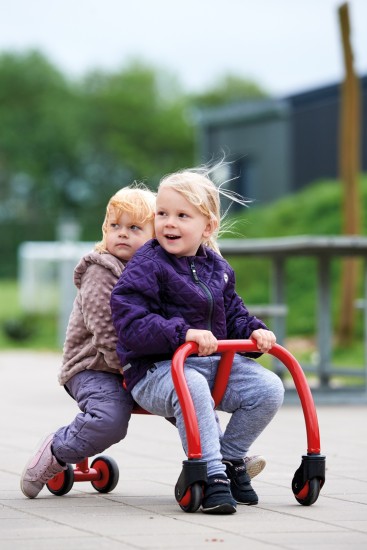 Preview: Zwei Kleinkinder sitzen gemeinsam auf dem Winther Viking Challenge Walkabout Duo