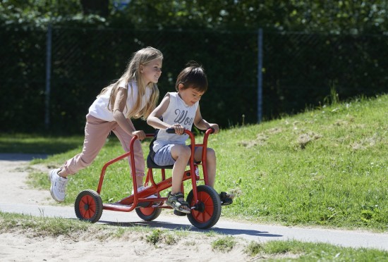 Preview: Kinder mit dem Winther Viking Dreirad Ben Hur auf einem Weg