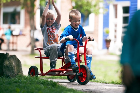 Preview: Zwei Jungen fahren mit dem Winther Viking Dreirad Doppeltaxi