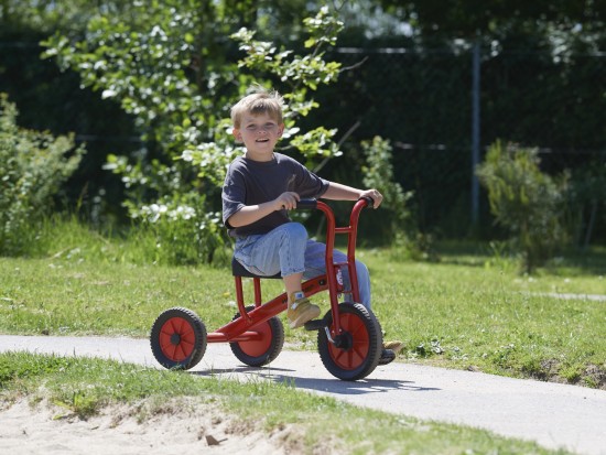 Preview: Junge fährt das Winther Viking Dreirad mittel auf einem Parkweg
