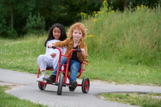 Preview: Zwei Kinder fahren nebeneinander auf dem Winther Viking Dreirad SideBySide Taxi