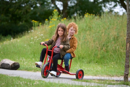 Preview: Zwei Kinder fahren gemeinsam auf dem Winther Viking Dreirad Taxi