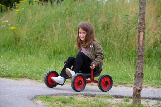 Preview: Mädchen fährt den Winther Viking Fun Cart auf einem Parkweg