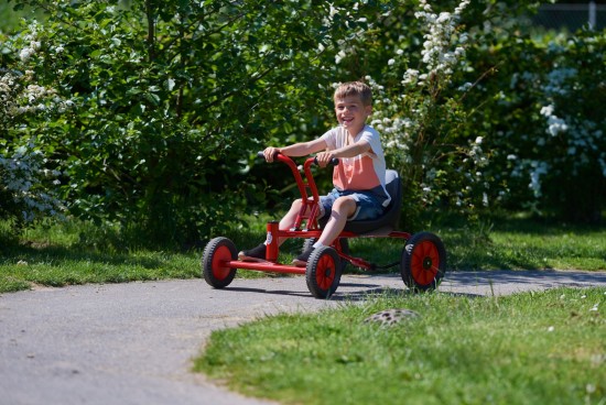 Preview: Junge fährt das Winther Viking Holländer Tretfahrzeug auf einem Parkweg