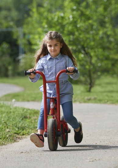 Preview: Mädchen fährt das Winther Viking Lernfahrrad, Ansicht von vorn