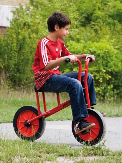 Preview: Junge fährt das Winther Viking Lernfahrrad groß
