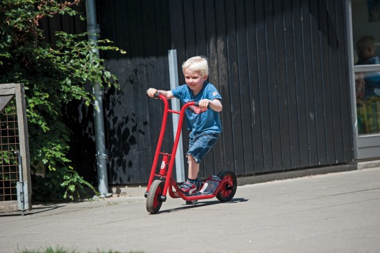 Preview: Junge fährt den Winther Viking Roller klein auf dem Kita-Hof