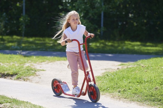 Preview: Mädchen fährt den Winther Viking Roller Maxi auf einem Weg