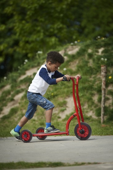 Preview: Junge fährt den Winther Viking Safety Roller an einem Hang
