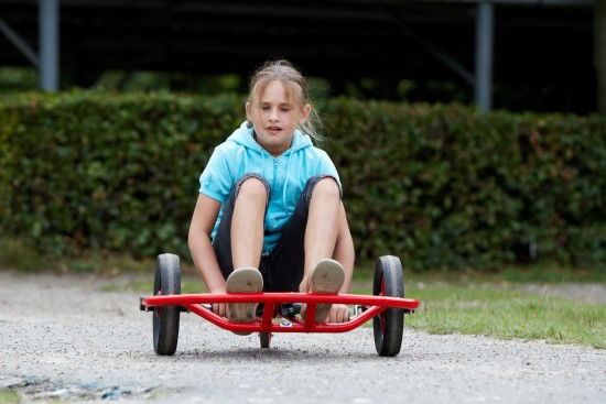 Preview: Mädchen fährt das Winther Viking Swingcart groß, Ansicht von vorn