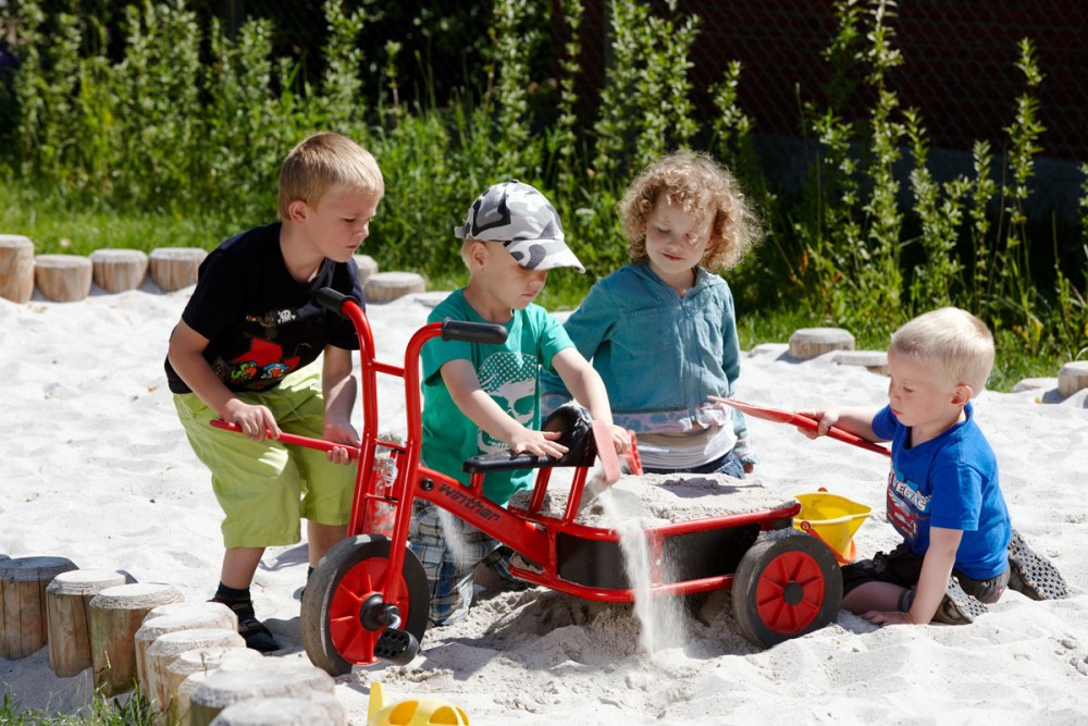 Jakobs Truck mit Sand befüllen