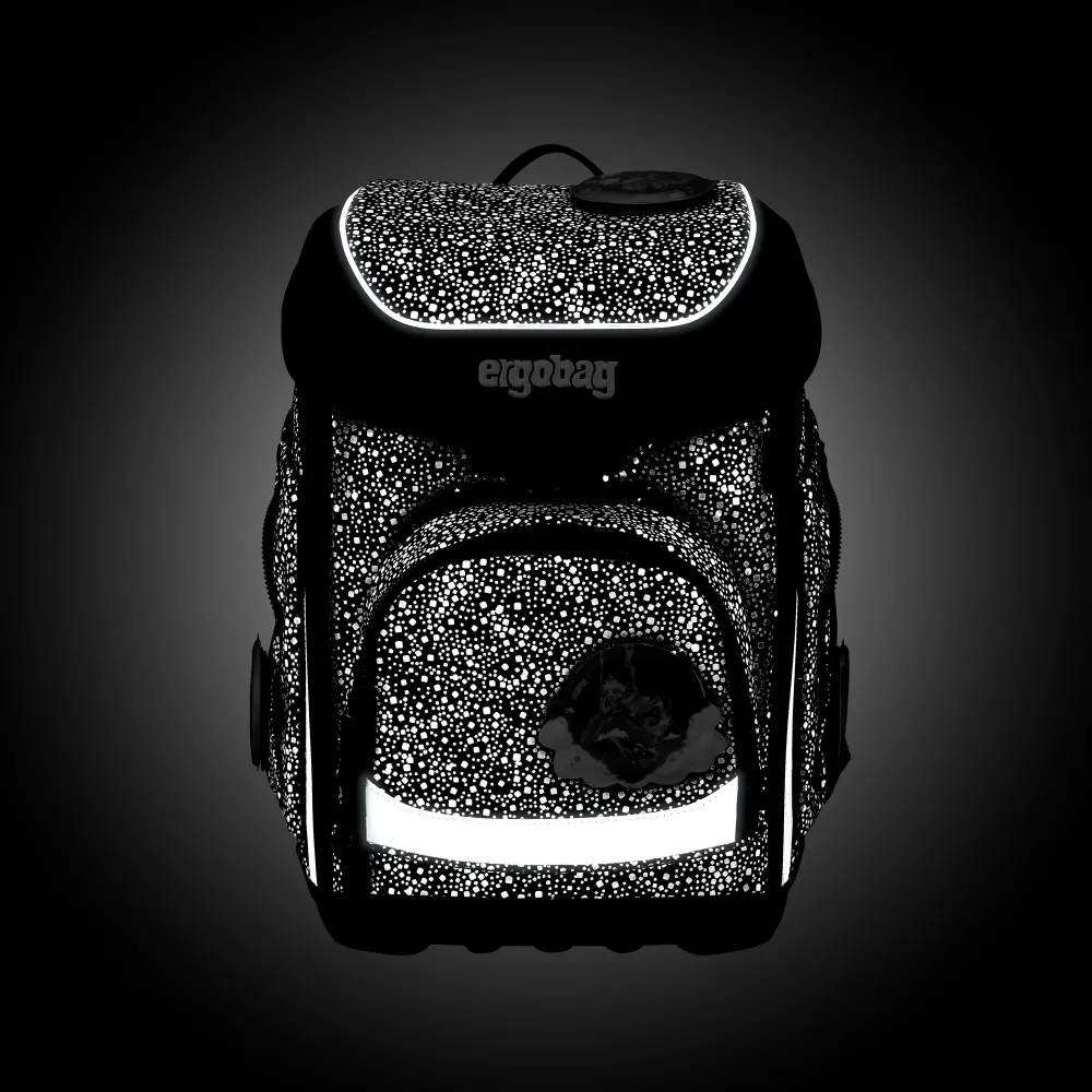 Ergobag Cubo Bärlaxy super Leuchtkraft bei auftreffendem Licht, in der Dämmerung und Dunkelheit