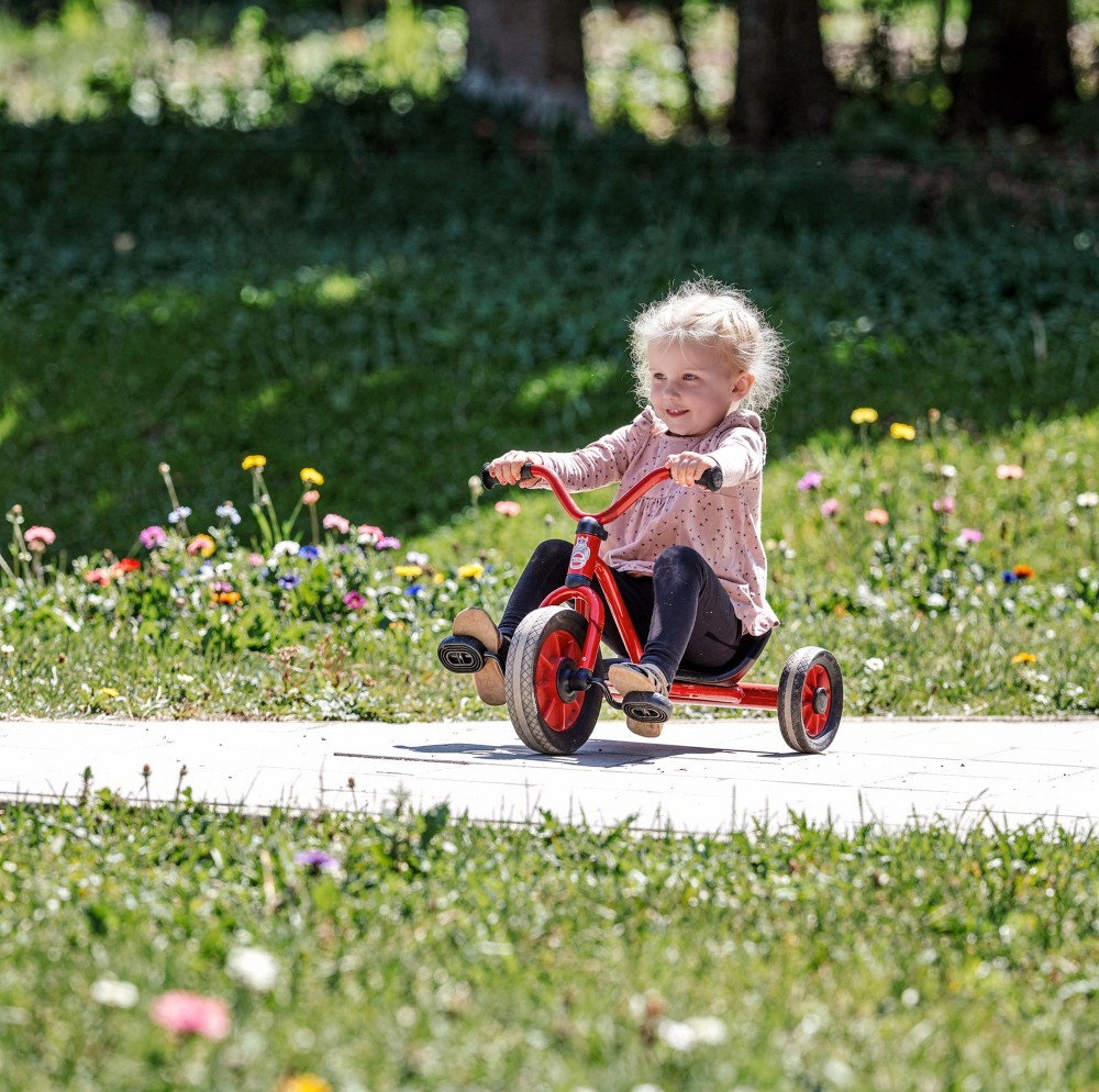 Kleinkind fährt das Winther Mini Viking Easy Rider über einen Weg
